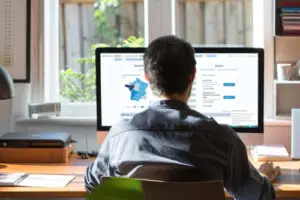 Personne travaillant sur un ordinateur à la surveillance des territoires